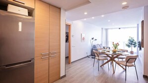 Eine moderne Küche mit einem integrierten Kühlschrank und Holzschränken.