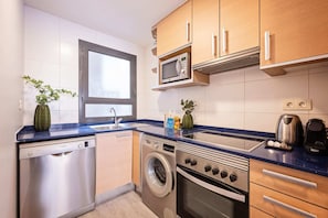 Een koelkast, een microgolfoven, een oven, een kookplaat