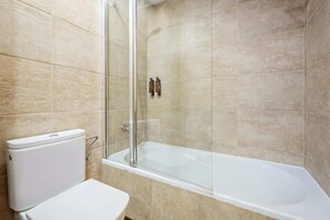 Combined shower/bathtub, hair dryer, towels