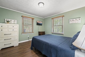 2 bedrooms, free WiFi, bed sheets - Serene Forest View- Hot Tub- Fenced Yard for Pets (Gatlinburg)