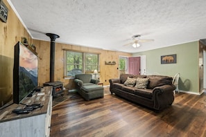 Smart TV, fireplace - Serene Forest View- Hot Tub- Fenced Yard for Pets (Gatlinburg)