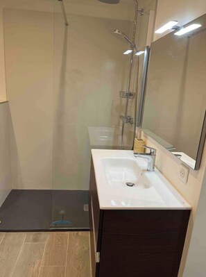 Dusche, Haartrockner, Handtücher, Toilettenpapier