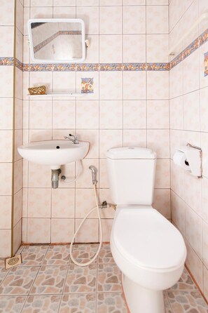 Bathroom - OYO 325 Naiyang Cottage (Sa Khu)