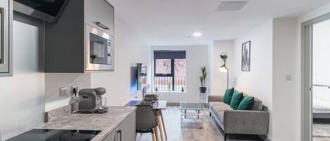 冷蔵庫、電子レンジ、オーブン、コンロ