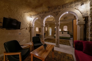 EXCLUSIVE CAVE SUITE ROOM WITH JACUZZI | Área de estar | Smart TV 42 polegadas com canais digitais, TV, pisos aquecidos