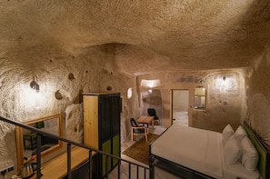 DELUXE CAVE SUITE ROOM | Draps en coton égyptien, literie de qualité, minibar, coffre-fort