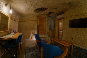 DELUXE CAVE SUITE ROOM | Aire de séjour | Téléviseur connecté de 42 po avec télévision numérique, téléviseur