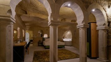 EXCLUSIVE CAVE SUITE ROOM | Egyptian cotton sheets, premium bedding, minibar, in-room safe