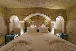 DELUXE CAVE SUITE ROOM | Egyptinpuuvillaiset lakanat, ylelliset vuodevaatteet, minibaari