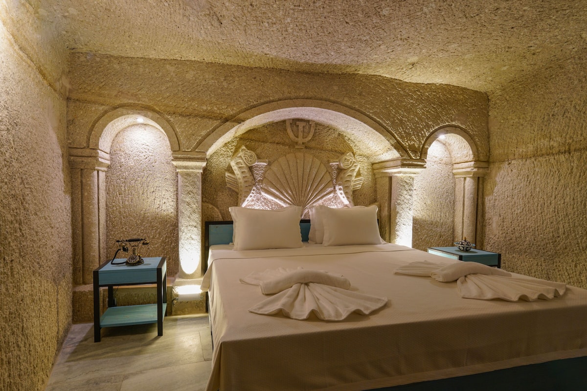 DELUXE CAVE SUITE ROOM WITH JACUZZI | Egyptian cotton sheets, premium bedding, minibar, in-room safe