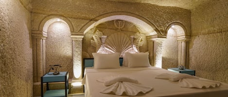 DELUXE CAVE SUITE ROOM | Egyptian cotton sheets, premium bedding, minibar, in-room safe
