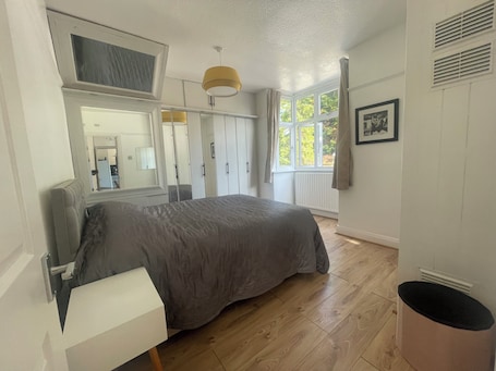 2 bedrooms, WiFi, bed sheets. Cozy bungalow in great location