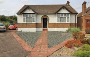 Exterior - Cozy bungalow in great location (Cuffley)