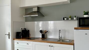 Réfrigérateur, micro-ondes, plaque de cuisson, cafetiÚre/bouilloire