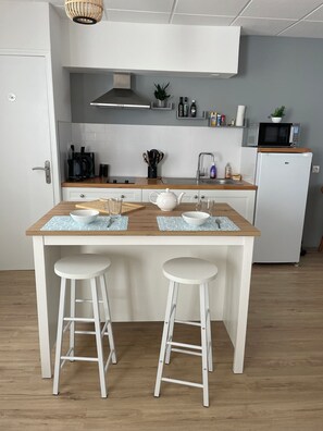 Fridge, microwave, stovetop, coffee/tea maker - Cosy apartment for 4 people in St Quay-Portrieux (Saint-Quay-Portrieux)
