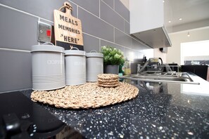 Apartment | Private kitchen | Fridge, microwave, oven, stovetop - Skyline Immaculate 2-bed Apartment in Swansea (Swansea)