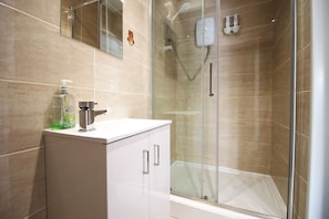 Apartment | Badezimmer | Dusche, Handtücher