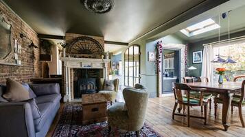 Smart TV, fireplace, DVD player, books