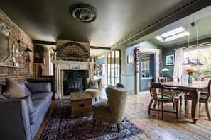 Smart TV, fireplace, DVD player, books