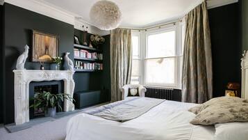 4 bedrooms, iron/ironing board, free WiFi, bed sheets