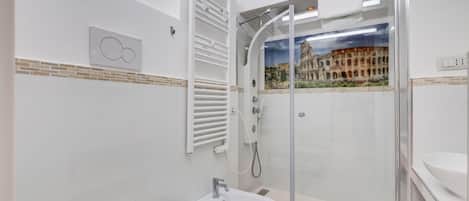 Dusche, Haartrockner, Bidet, Handtücher