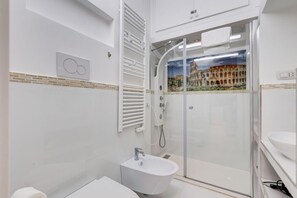 Dusche, Haartrockner, Bidet, Handtücher