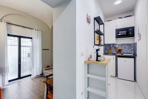 Kühlschrank, Mikrowelle, Herdplatte, Wasserkocher mit Kaffee-/Teezubehör