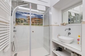 Dusche, Haartrockner, Bidet, Handtücher