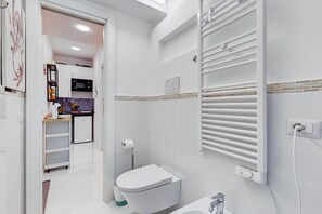 Shower, hair dryer, bidet, towels - BBL - Comfy is the ideal apartment for those who want to stay in the center of Rome. It is only a few minutes' walk from the train station and 2 subway lines. It is a first floor with 2 comfortable double bedrooms, a living room with a  (Roma)