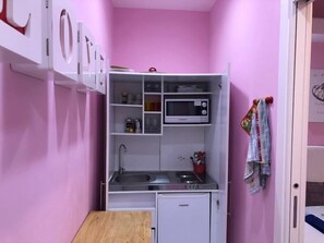 Kühlschrank, Mikrowelle, Herdplatte, Wasserkocher mit Kaffee-/Teezubehör