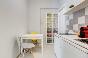 Kühlschrank, Mikrowelle, Herdplatte, Wasserkocher mit Kaffee-/Teezubehör