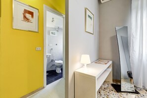 Une salle de bain avec des toilettes, un lavabo et un miroir.