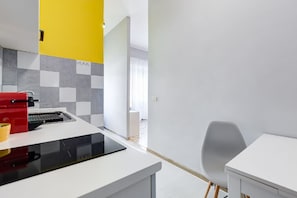 Kühlschrank, Mikrowelle, Herdplatte, Wasserkocher mit Kaffee-/Teezubehör