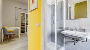 A bathroom with a shower, sink, and mirror. - BDC - Termini Studio (Roma)