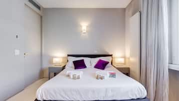 3 slaapkamers, een bureau, een strijkplank/strijkijzer, reisbedje