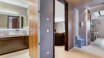 Combined shower/bathtub, hair dryer, bidet, towels