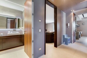 Ensemble douche/baignoire, sèche-cheveux, bidet, serviettes fournies