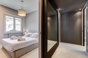 3 chambres, bureau, fer et planche à repasser, lit parapluie