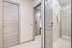 Dusche, kostenlose Toilettenartikel, Haartrockner, Handtücher