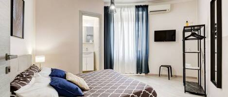 3 habitaciones, escritorio, tabla de planchar con plancha y wifi