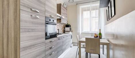 Jääkaappi, mikroaaltouuni, uuni, liesi