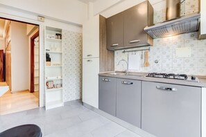 Fridge, microwave, oven, stovetop - BDC - Termini King Apartment (Roma)