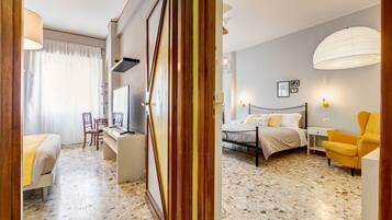 4 camere, una scrivania, ferro/asse da stiro, culla da viaggio
