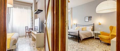 4 bedrooms, iron/ironing board, WiFi, bed sheets