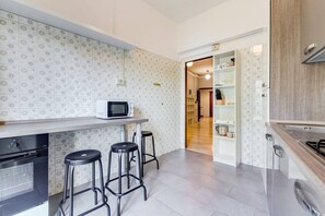 ثلاجة، ميكروويف، فرن، موقد طهي مسطح