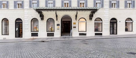 تفاصيل الفندق من الخارج