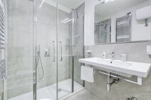 Dusche, Haartrockner, Bidet, Handtücher