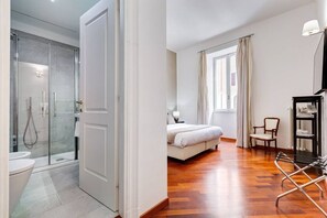 Shower, hair dryer, bidet, towels - BDC - Spanish Steps Gold 2bdr suite (Roma)
