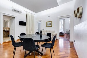 Dining - BDC - Spanish Steps Gold 2bdr suite (Roma)