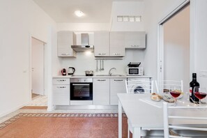 Kühlschrank, Mikrowelle, Herdplatte, Wasserkocher mit Kaffee-/Teezubehör